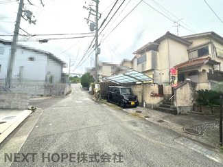 【前面道路含む現地写真】 | 川西市錦松台中古テラスハウス | 前面道路は北東側に幅員約4.8ｍに面しております♪カーポート付きです！！軽自動車がピッタリ駐車できます！！