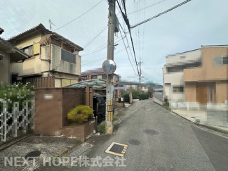 【前面道路含む現地写真】 | 川西市錦松台中古テラスハウス | 前面道路は北東側に幅員約4.8ｍに面しております♪静かな住宅街です！