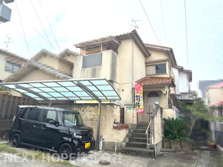 【外観】 | 川西市錦松台中古テラスハウス | 車庫付き中古テラスハウスです♪フルリフォームが必要です！！お好きなリフォームを楽しんでいただける物件です！！流行りのDIYにチャレンジしてみませんか？？収益としてもいかがでしょうか(^^)