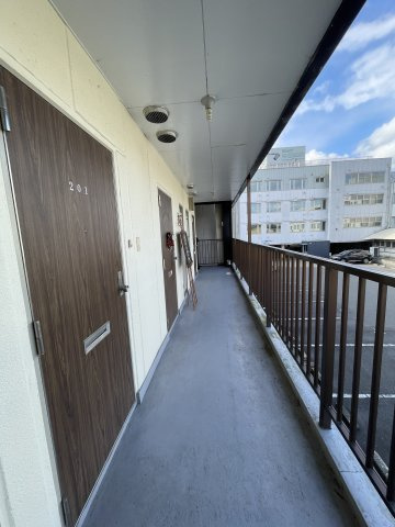 長森マンション西棟の玄関