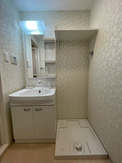 【洗面所】 | ワールドアイ梅田WEST | 明るい洗面所です