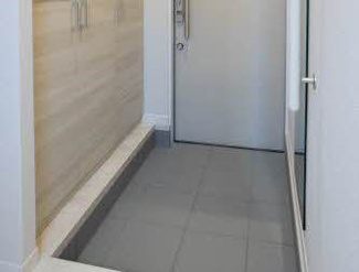 【玄関】 | シャーメゾン　宇賀野 | シューズボックス、全身ミラー、手すりのある玄関です