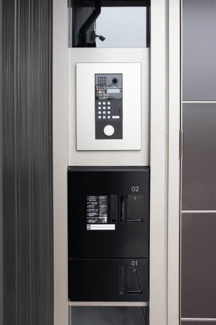 【セキュリティ】 | シャーメゾン　宇賀野 | オートロック盤に鍵をかざすだけで開錠されます。下には宅配ボックスもあるので便利ですね。