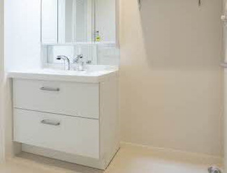 【洗面所】 | シャーメゾン　宇賀野 | 三面鏡シャワー付き洗面台。室内洗濯機置き場の上には可動式棚もあります