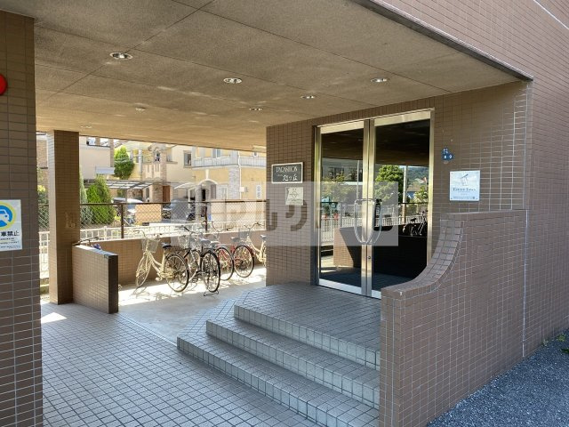 パラシオン旭ヶ丘のエントランス