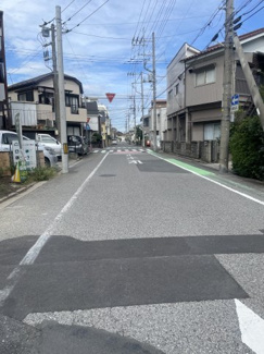 【前面道路含む現地写真】 | 川口市朝日3丁目4期　全6棟 | 約8ｍの前面道路です