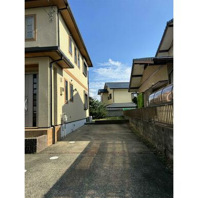 すずかけ台貸家の駐車場