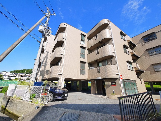 Toujours生駒ESTの外観