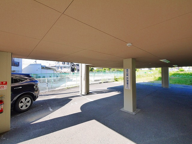 Toujours生駒ESTの駐車場