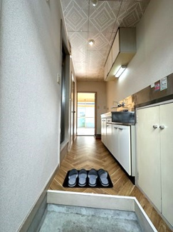 【展望】 | 玄関から室内への景観です！キッチンの奥に洋室6帖のお部屋があります♪