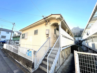 【外観】 | 小田急小田原線「百合ヶ丘」駅まで徒歩6分！コンビニが近くて便利な立地の2階建てアパートです♪