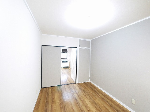 グローバルプラザの寝室|落ち着いた色調の洋室です