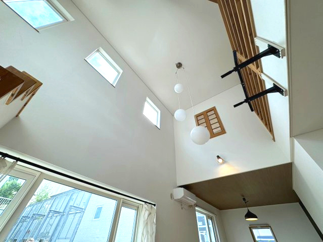 西区平和3条７丁目　一戸建ての居間・リビング|吹き抜けがあるので開放感あふれるリビング☆
