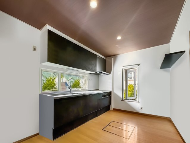 西区平和3条７丁目　一戸建てのキッチン|6帖の広々キッチン♪　※バーチャル加工済みです