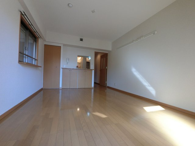 【居間・リビング】 | クラウンズワン箱崎 | 別号室の写真になります。現況優先。