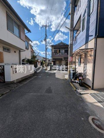 伊加賀栄町　中古一戸建ての前面道路含む現地写真|■物件内覧・資金計画相談・住宅ローン相談、リフォーム相談、お問合せ受付中■
※当日・翌日のご内覧、ご相談はお電話でのお問合せがスムーズです！