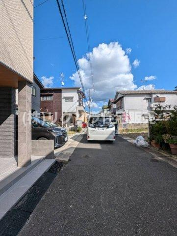 伊加賀栄町　中古一戸建ての前面道路含む現地写真|■物件内覧・資金計画相談・住宅ローン相談、リフォーム相談、お問合せ受付中■
※当日・翌日のご内覧、ご相談はお電話でのお問合せがスムーズです！