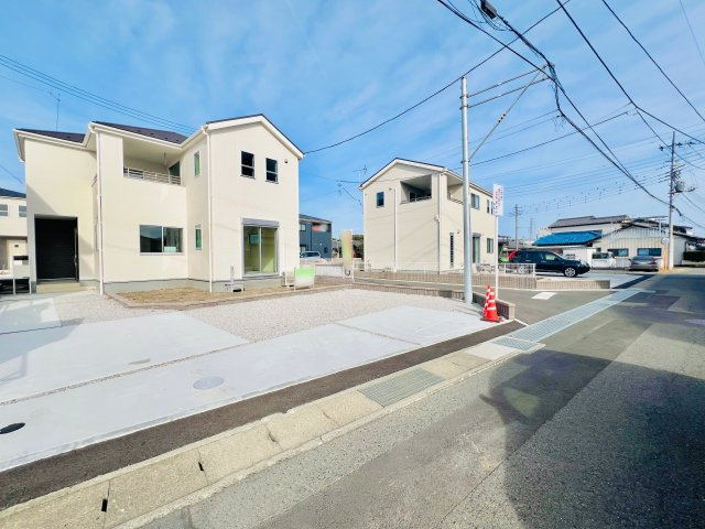 高崎岩鼻町の前面道路含む現地写真|駐車スペース広々で、駐車が苦手な方にもおすすめです♪