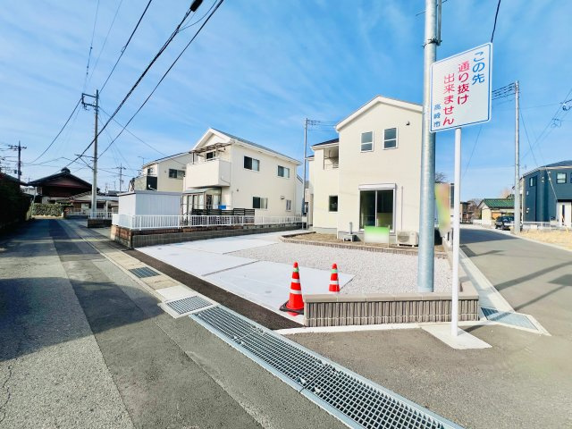高崎岩鼻町の前面道路含む現地写真|お庭のスペースも十分に確保♪BBQや家庭菜園も実現◎
