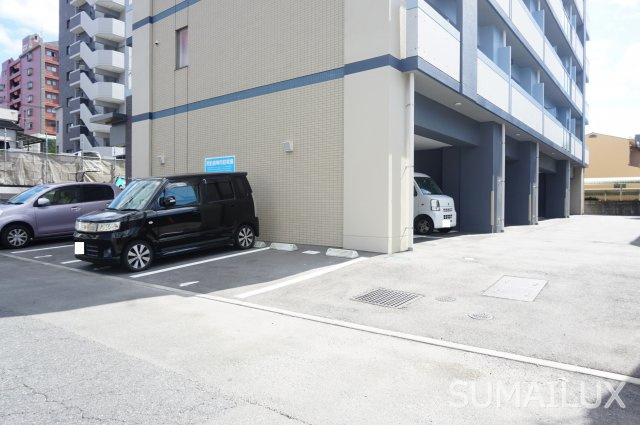 クロノス40新町IIIの駐車場