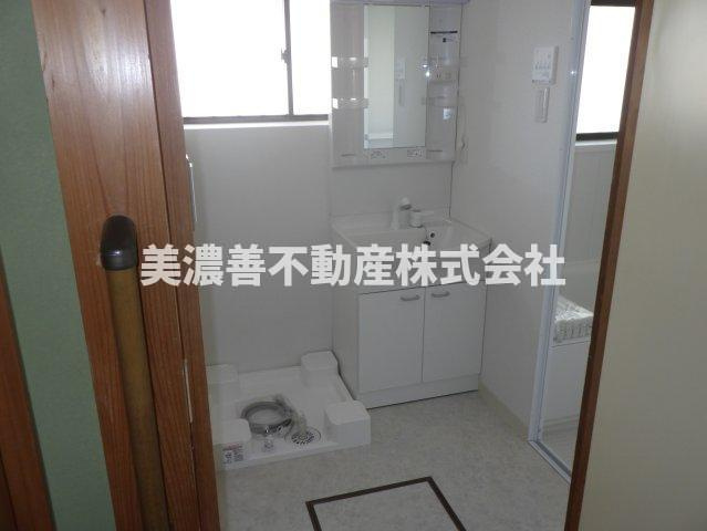 ６３５７４　各務原市那加前野町三丁目中古戸建ての独立洗面台