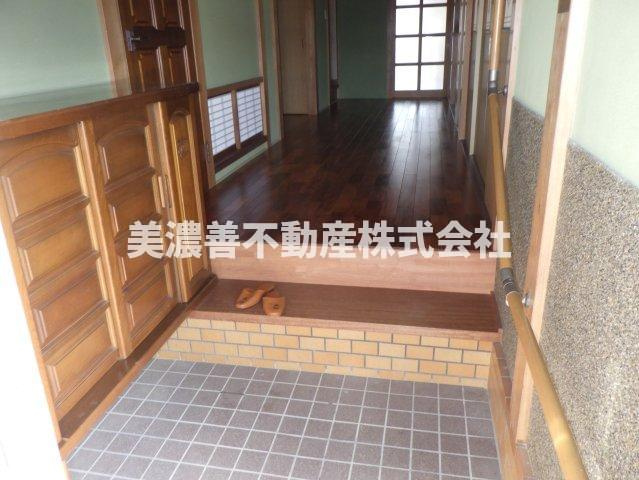 ６３５７４　各務原市那加前野町三丁目中古戸建ての玄関