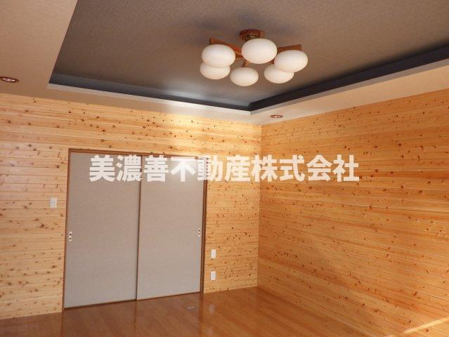 ６３５７４　各務原市那加前野町三丁目中古戸建ての洋室