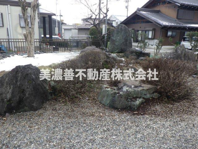６３５７４　各務原市那加前野町三丁目中古戸建ての庭