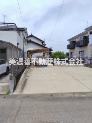 ６３５７４　各務原市那加前野町三丁目中古戸建ての駐車場