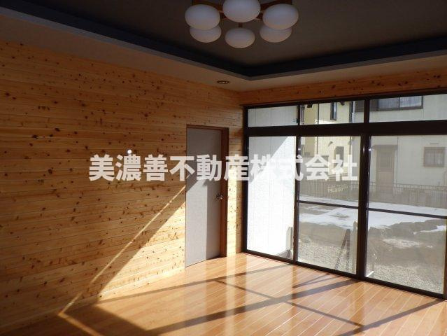 ６３５７４　各務原市那加前野町三丁目中古戸建ての洋室