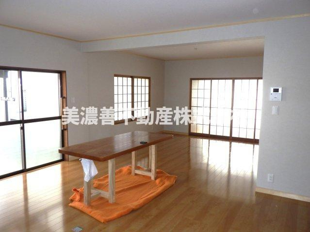 ６３５７４　各務原市那加前野町三丁目中古戸建ての洋室