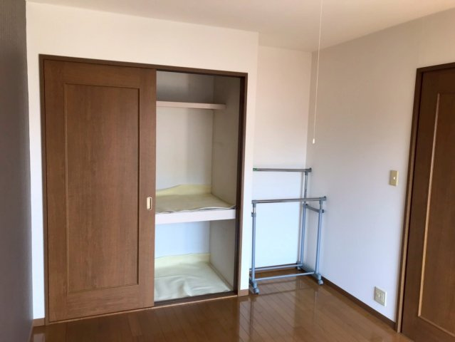 マイシャトー平須の洋室|たっぷり収納♪