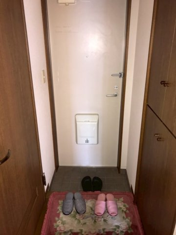 マイシャトー平須の玄関|玄関脇にはたっぷり収納シューズボックス♪