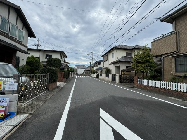 流山市美田新築戸建【八木北小学校：6分】の前面道路含む現地写真|西側前面道路・幅員約8ｍ