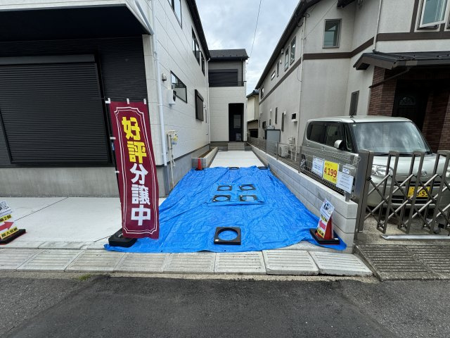 流山市美田新築戸建【八木北小学校：6分】の駐車場|2号棟駐車スペース・縦列２台駐車可