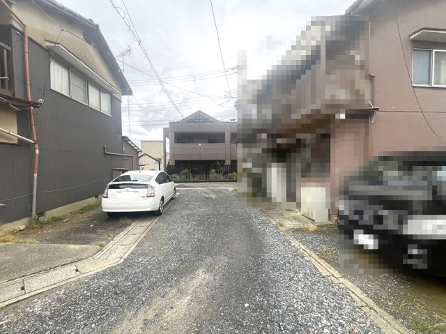 ◆閑静な住宅地◆お財布に優しいオール電化住宅◆各居室６帖以上◆駐車２台可能◆西野山桜ノ馬場町の前面道路含む現地写真|前道(２０２４年９月撮影)