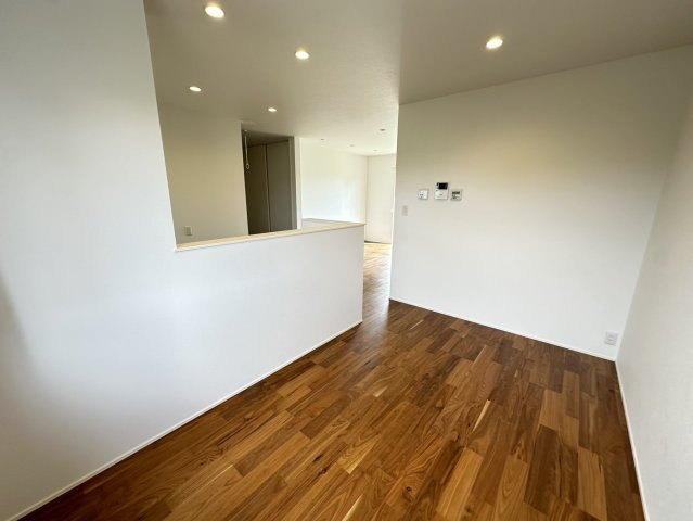 香取市府馬　平家中古戸建の居間・リビング|内装リフォーム済み令和6年9月 ３LDK+ビルトインガレージ（リモコンシャッター）敷地約182坪
トイレ2ヶ所あり
