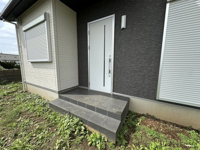 香取市府馬　平家中古戸建の玄関|内装リフォーム済み令和6年9月 ３LDK+ビルトインガレージ（リモコンシャッター）敷地約182坪
トイレ2ヶ所あり