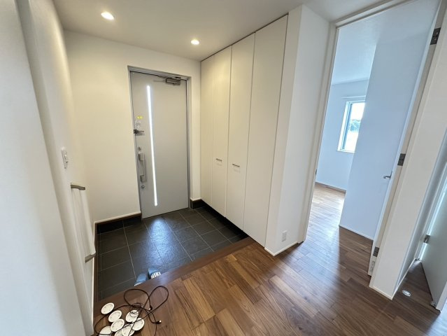 香取市府馬　平家中古戸建の玄関|内装リフォーム済み令和6年9月 ３LDK+ビルトインガレージ（リモコンシャッター）敷地約182坪
トイレ2ヶ所あり