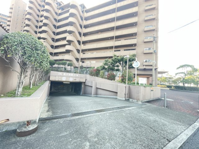 【駐車場】 | メゾンドール堺 | マンション敷地内に駐車場ございます。（高さ制限あり）