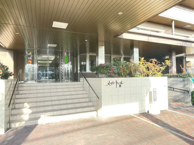 【外観】 | メゾンドール堺 | 共用部分も美しく管理の行き届いたマンションです。