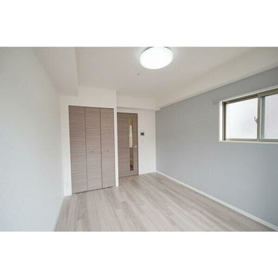 【内装】 | La Douceur梅田West | ブラウン基調ですがアクセントでグレーの壁紙を使用しております