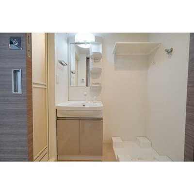 【洗面所】 | La Douceur梅田West | 洗面所に独立洗面台と洗濯機置場があります