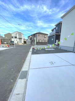 【前面道路含む現地写真】 | 前面道路は広く駐車も安心