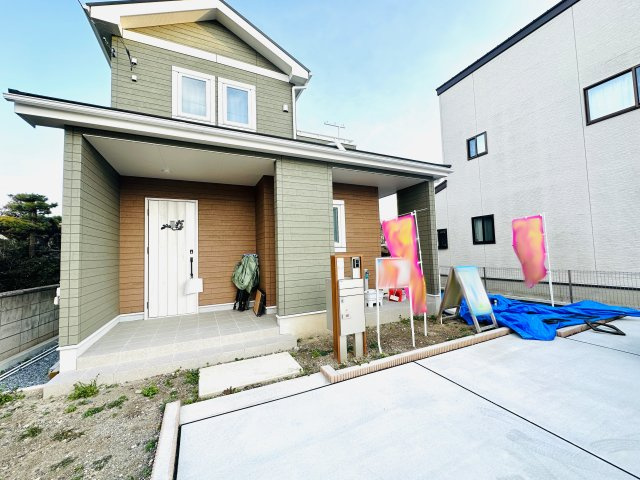 高崎市新町の外観|カースペース3台可♪前面道路11ｍで駐車も楽々♪