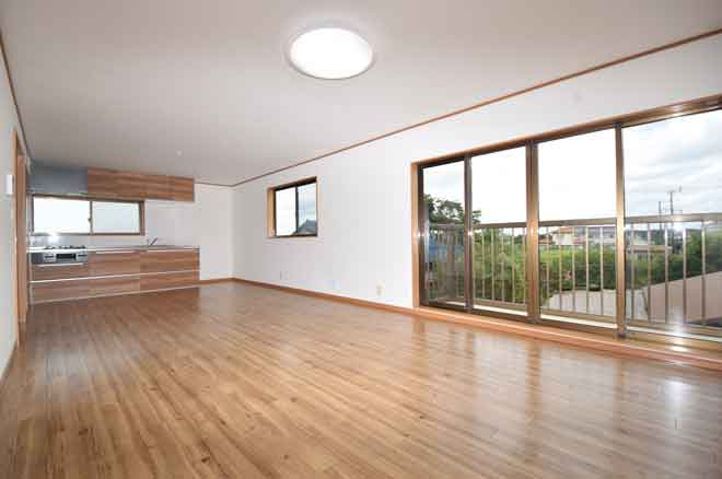 匝瑳市新堀　倉庫付中古戸建の居間・リビング|内外装リフォーム済み令和6年9月 1階電動シッターガレージ倉庫３LDK 敷地約152坪 海徒歩約4分