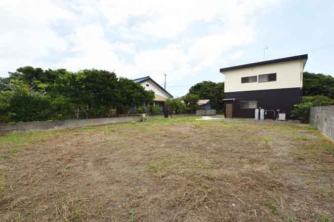 匝瑳市新堀　倉庫付中古戸建の庭|内外装リフォーム済み令和6年9月 1階電動シッターガレージ倉庫３LDK 敷地約152坪 海徒歩約4分