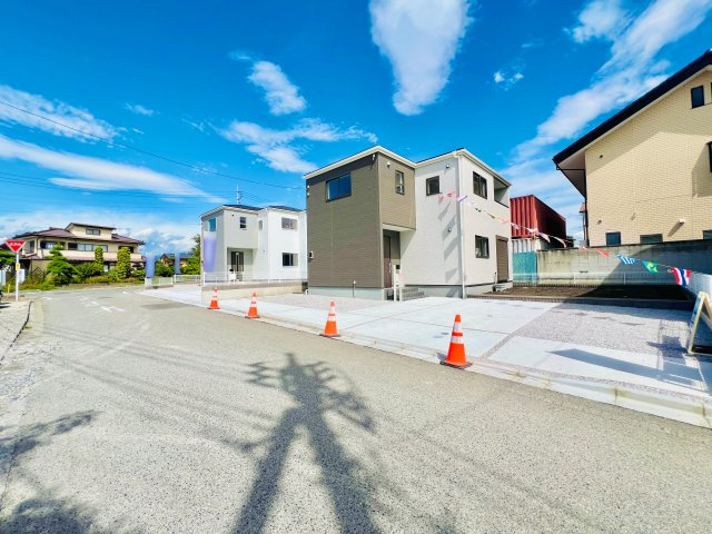 沼田桜町の前面道路含む現地写真|間口も広く駐車が苦手な方にもおすすめです♪