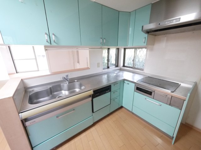 山武市津辺　大型中古戸建のキッチン|敷地約514坪 7SSLDKK+２SSSSK平家2世帯住宅 社宅などに JR総武本線成東駅徒歩約9分