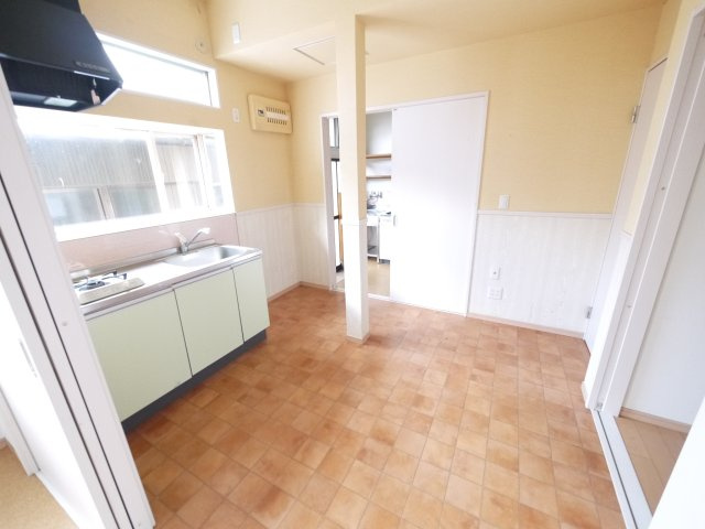 山武市津辺　大型中古戸建のキッチン|敷地約514坪 7SSLDKK+２SSSSK平家2世帯住宅 社宅などに JR総武本線成東駅徒歩約9分